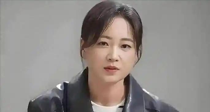 贾玲怎么突然从大众视野里消失了？因为她错了。她那句“以前努力讨好观众都是违心的”