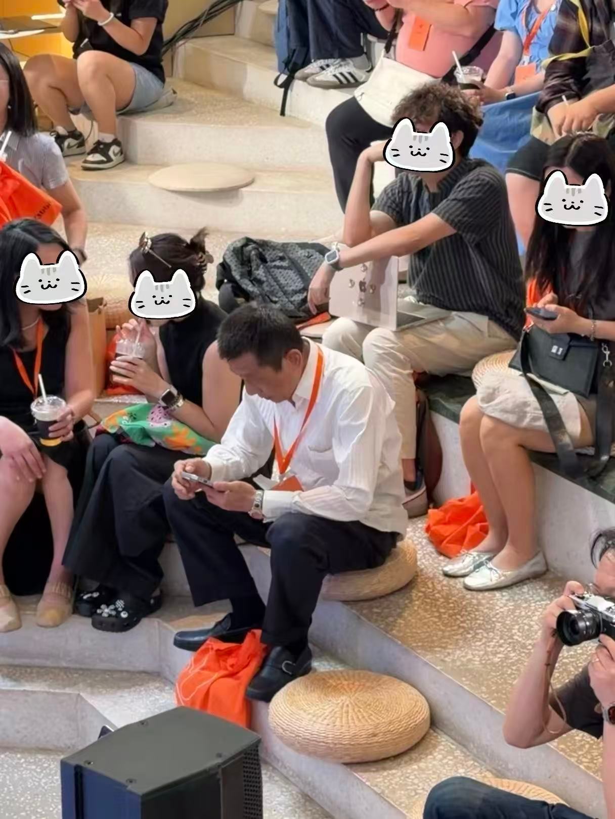 北京养宠大爷遇上电子宠物真香了abbit发布会出圈全靠拎胡萝卜的大爷，空耳认错兔
