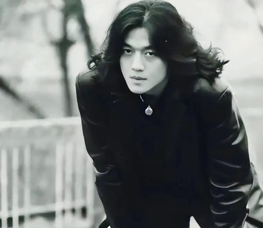 【李亚鹏的第一次商业实战】1993年夏天，乌鲁木齐。当时最红的摇滚乐队（如唐