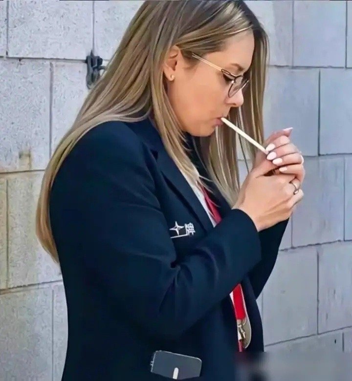 别总盯着赵心童和墨菲的比赛了，快看看他们的裁判波娃。照片一出，多少人心里的白月光