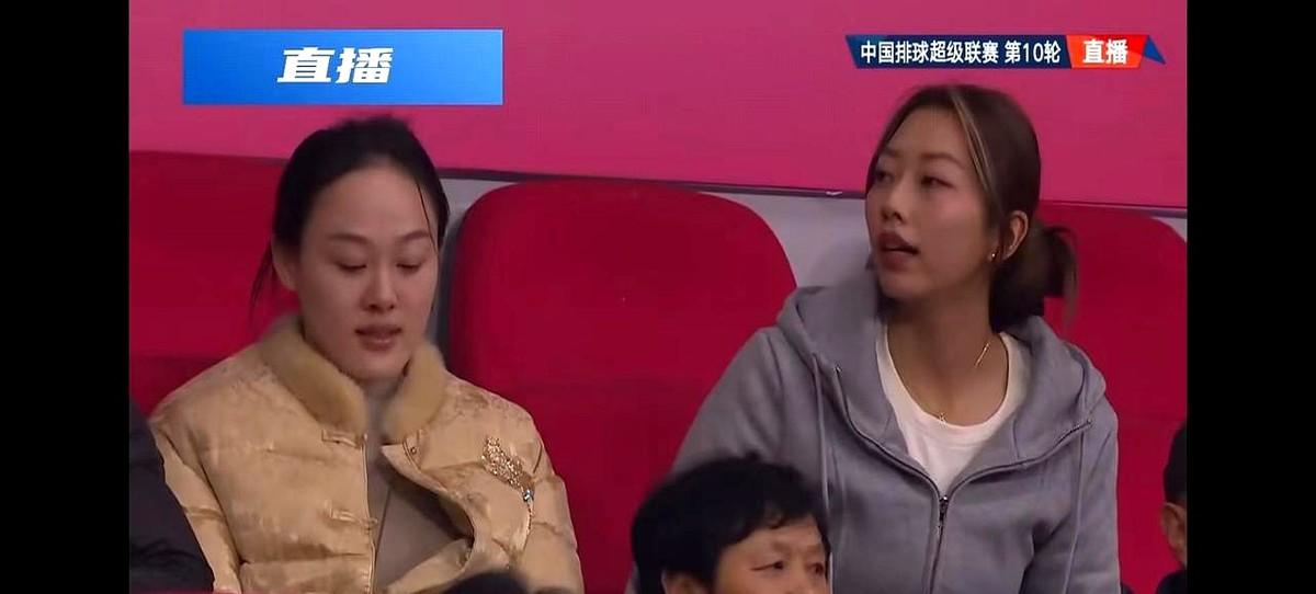 前国青队长吴晗，婚后竟然现身看台！就在1月19号，江苏女排3:0横扫福建那场