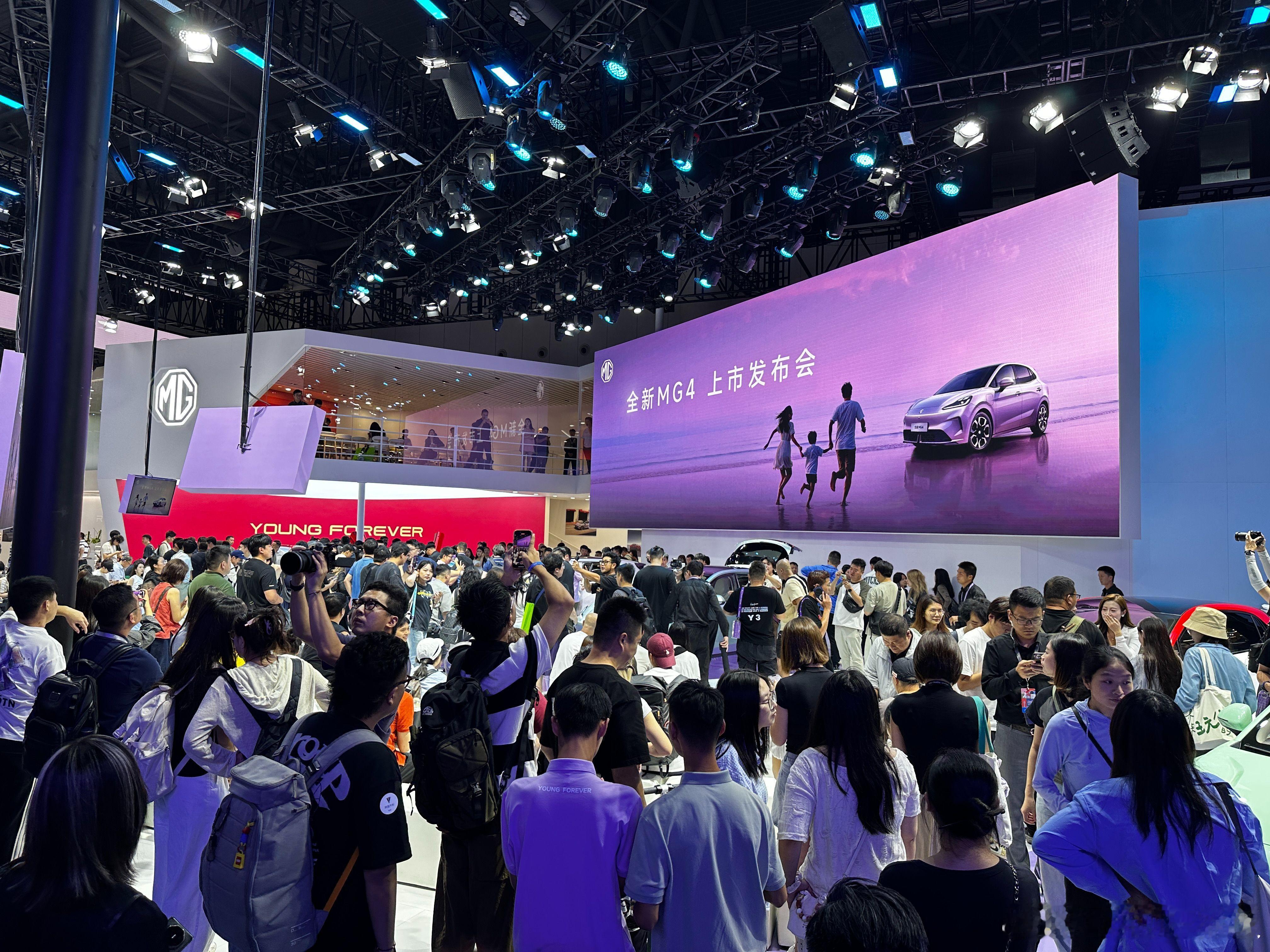 MG4定价6.58万车展杀疯MG4价格​ 这回MG4稳了，预售订单已经超过3万台