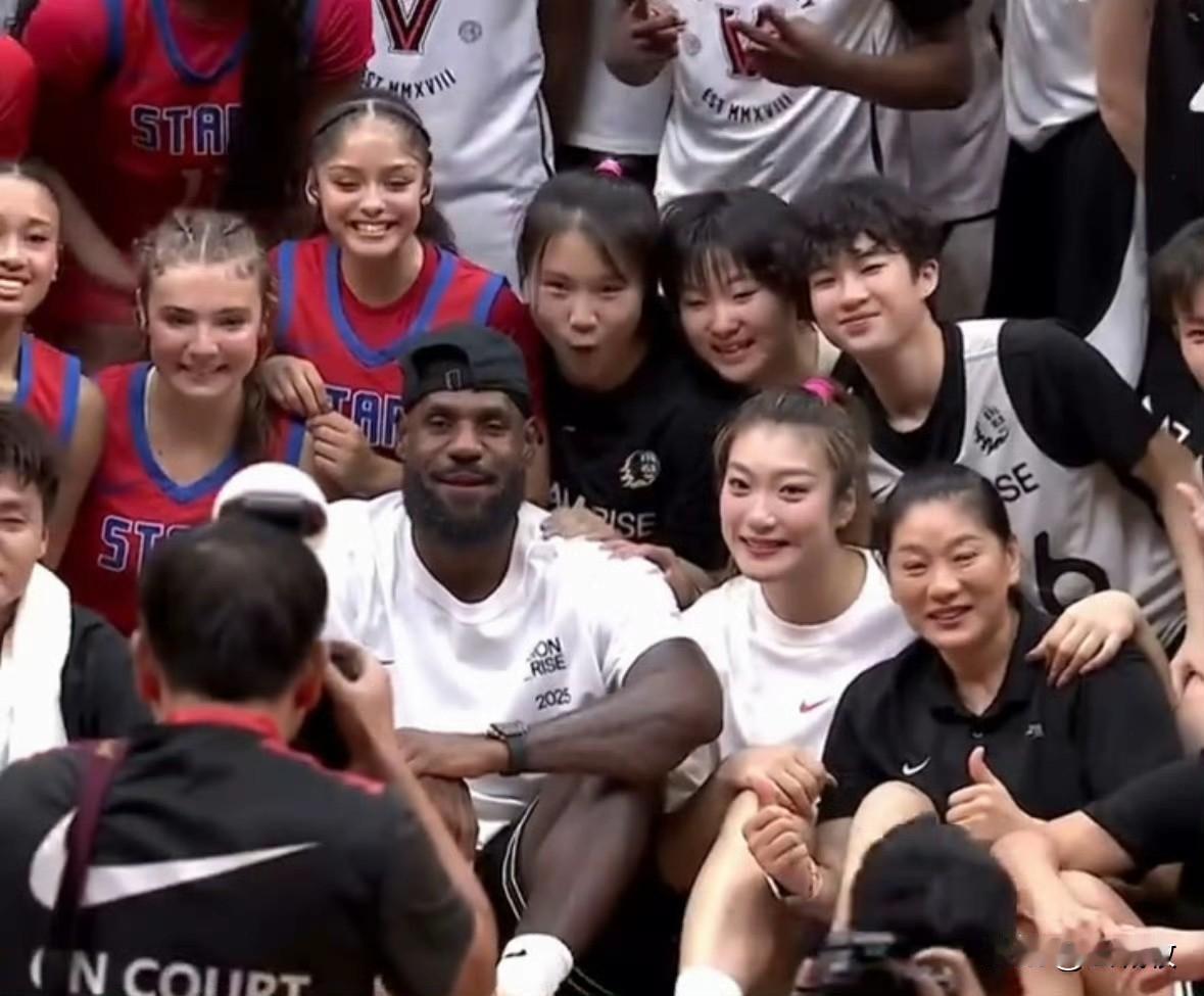 现在才明白为什么大家把李梦叫勒布朗·梦了！在NBA巨星詹姆斯中国成都行的活动现