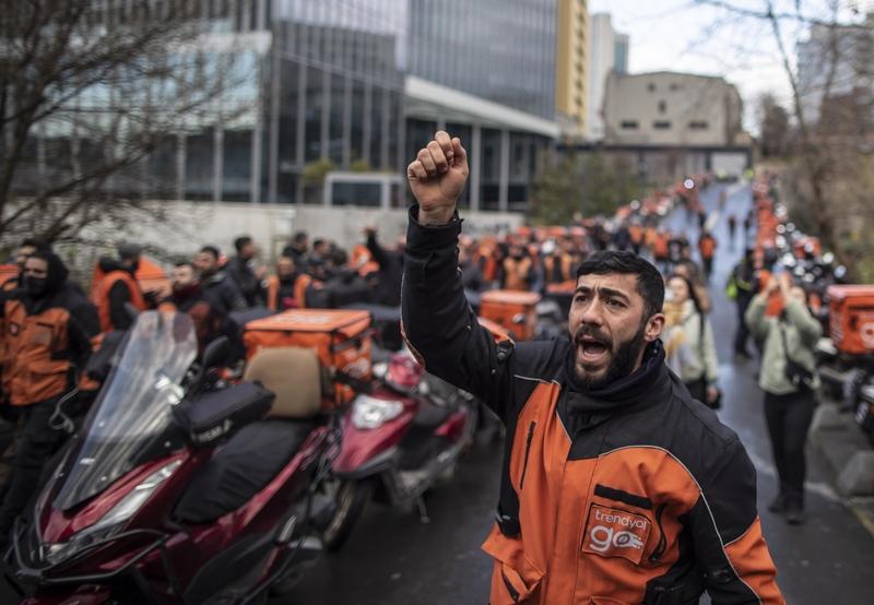 伊朗的物价问题不能简单归为制裁，伊朗可是一个工业国，它能生产大多数物资，质量不太