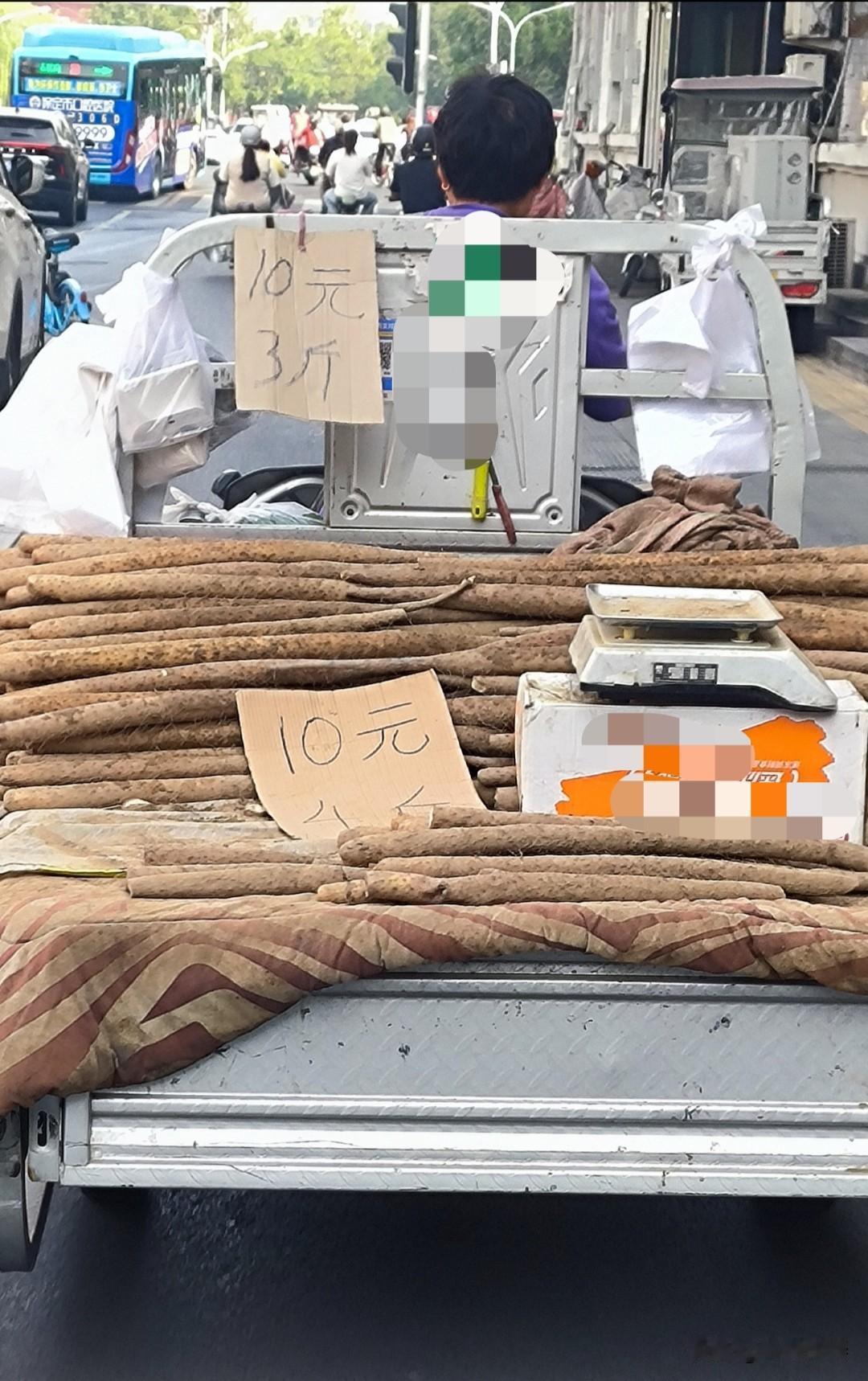 保定莲池大街偶遇！一车麻山药，两个标价藏门道昨天上午路过莲池大街，偶遇一位大