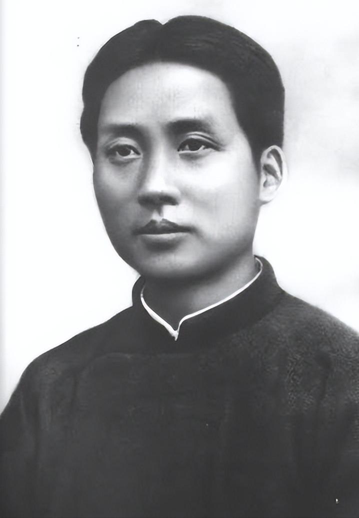 1927年9月9日，秋收起义这天，最高指挥官被敌人抓了。二十多个团丁，押着他