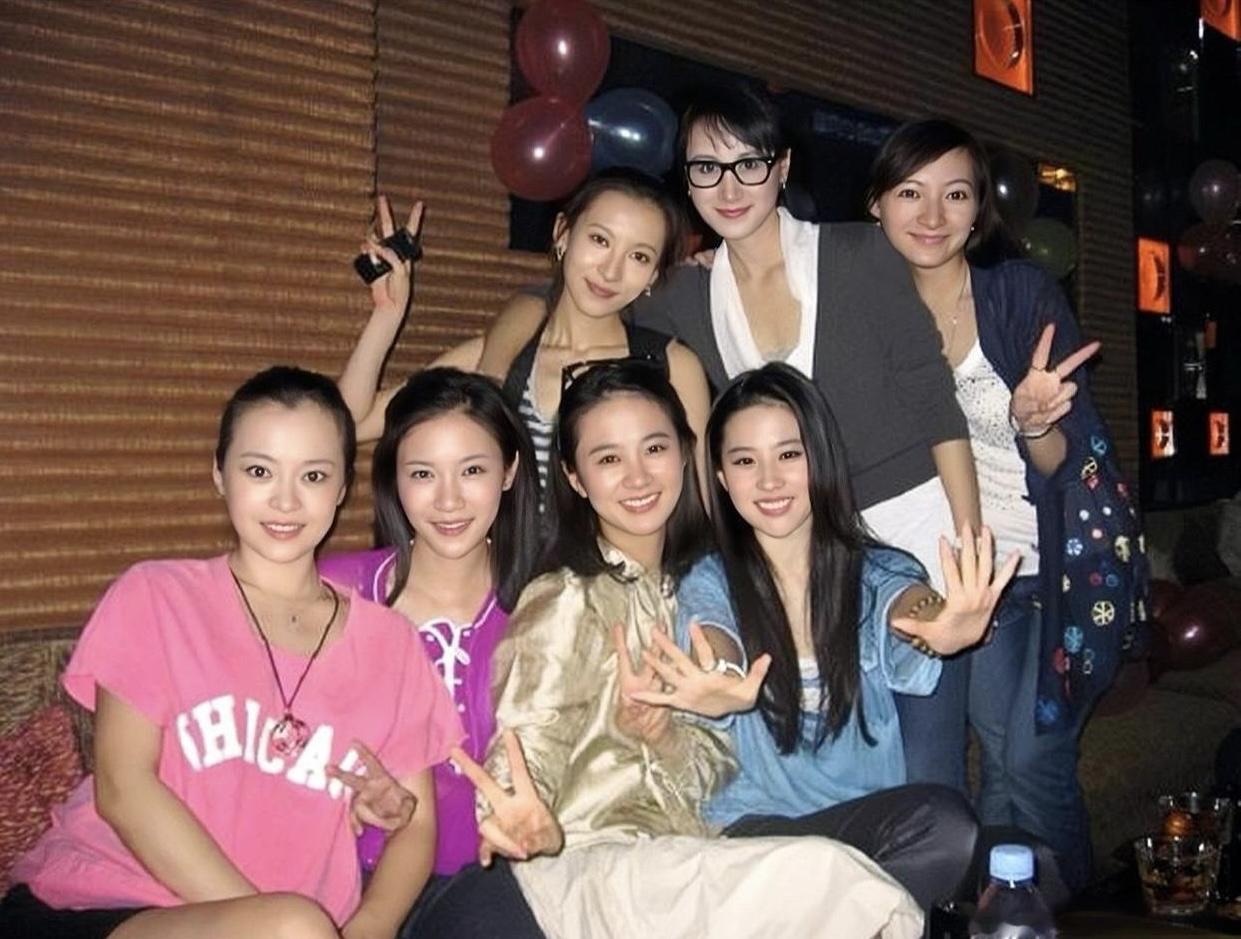 2009年，刘亦菲再一次与北影同学聚会，她特别的开心。因为，正好迎来了“茜茜