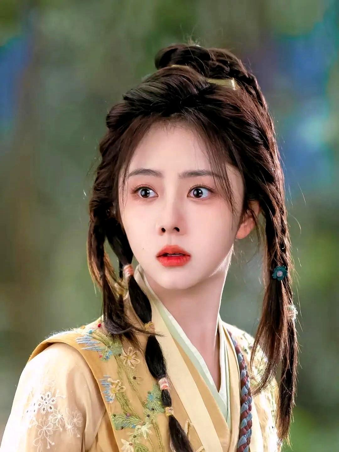 谭松韵新剧《逍遥》口碑炸了，演技争议不小啊。她这次终于不演甜妹了，挑战的是个