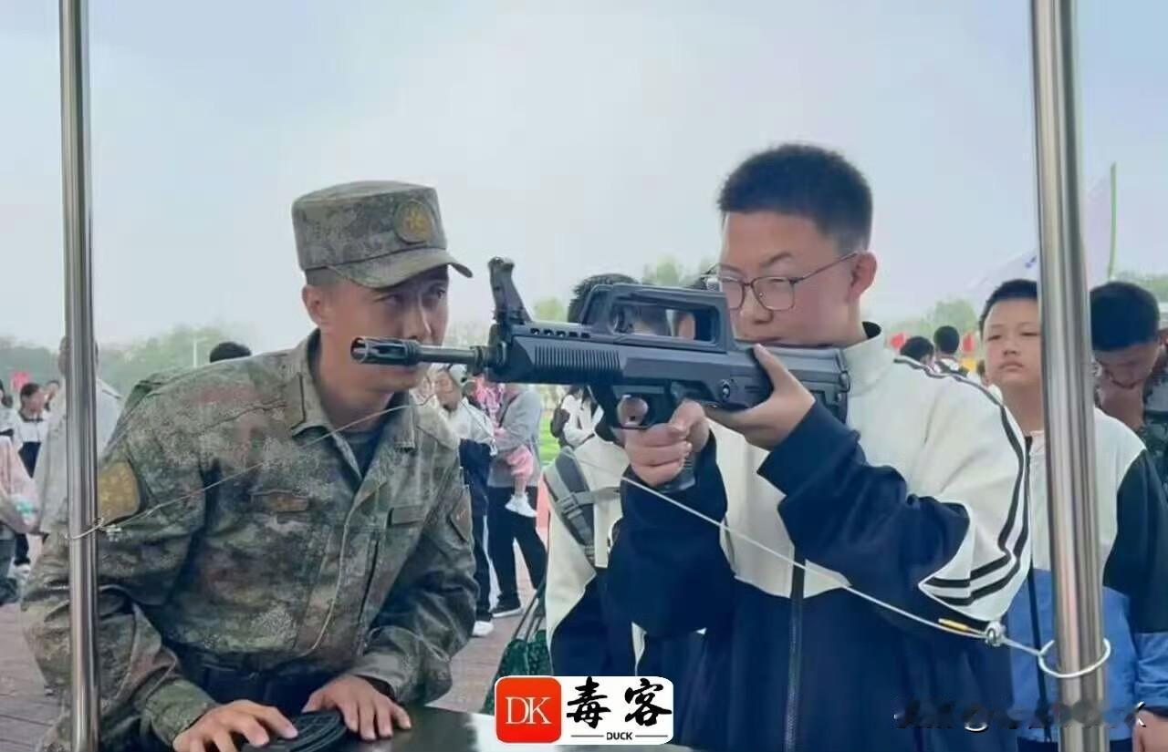 中学生的军营体验日额…有时候保持严肃也是一件不太容易的事情。。观点创作激励赛