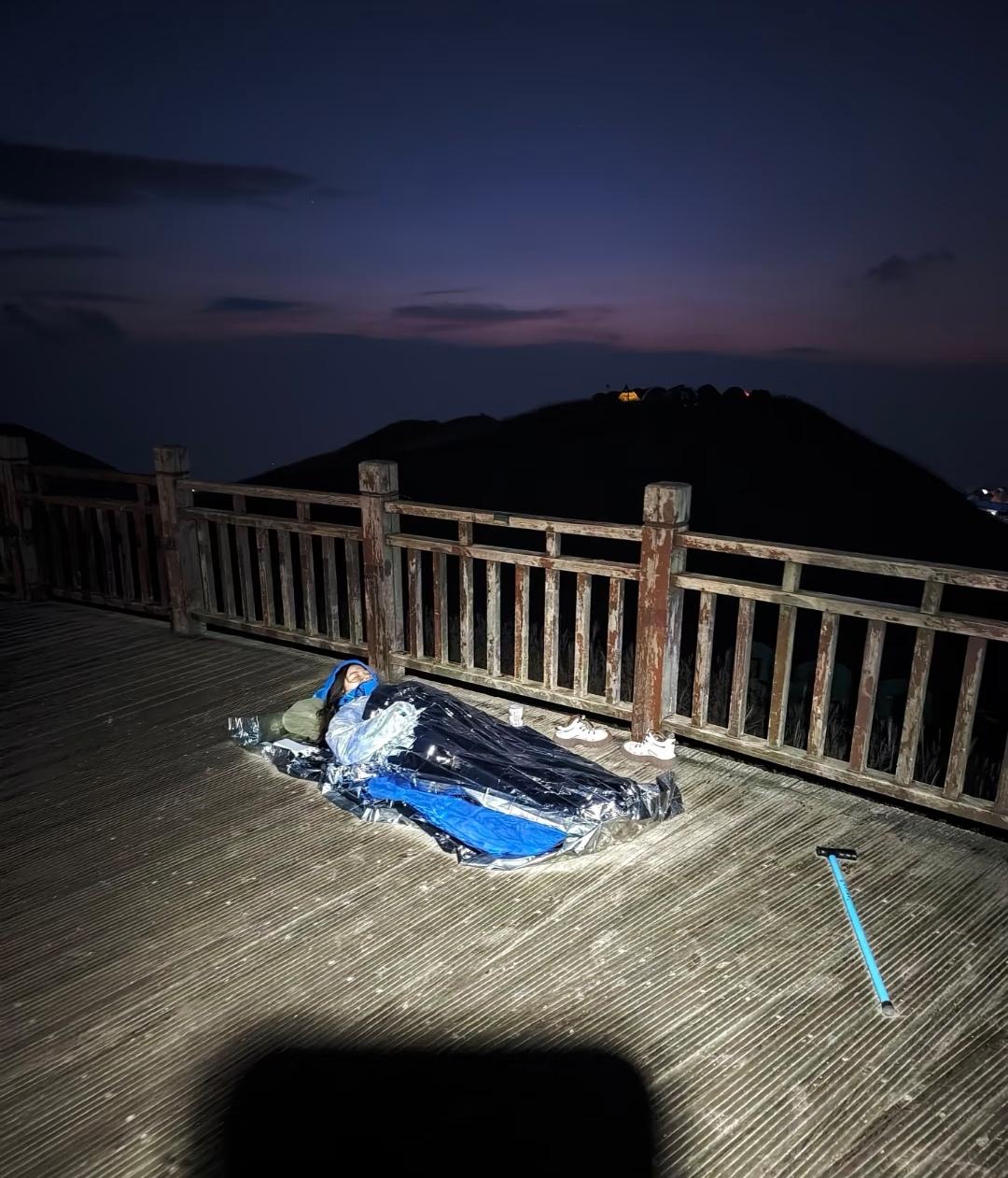 什么叫强者从不抱怨环境！武功山山顶大风呼啸，没有搭帐篷，直接躺平台上就休息。