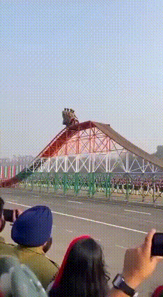 就这花样表演，估计除了阿三会搞，找不到第二个国家的军人会表演这种绝活！就算不在