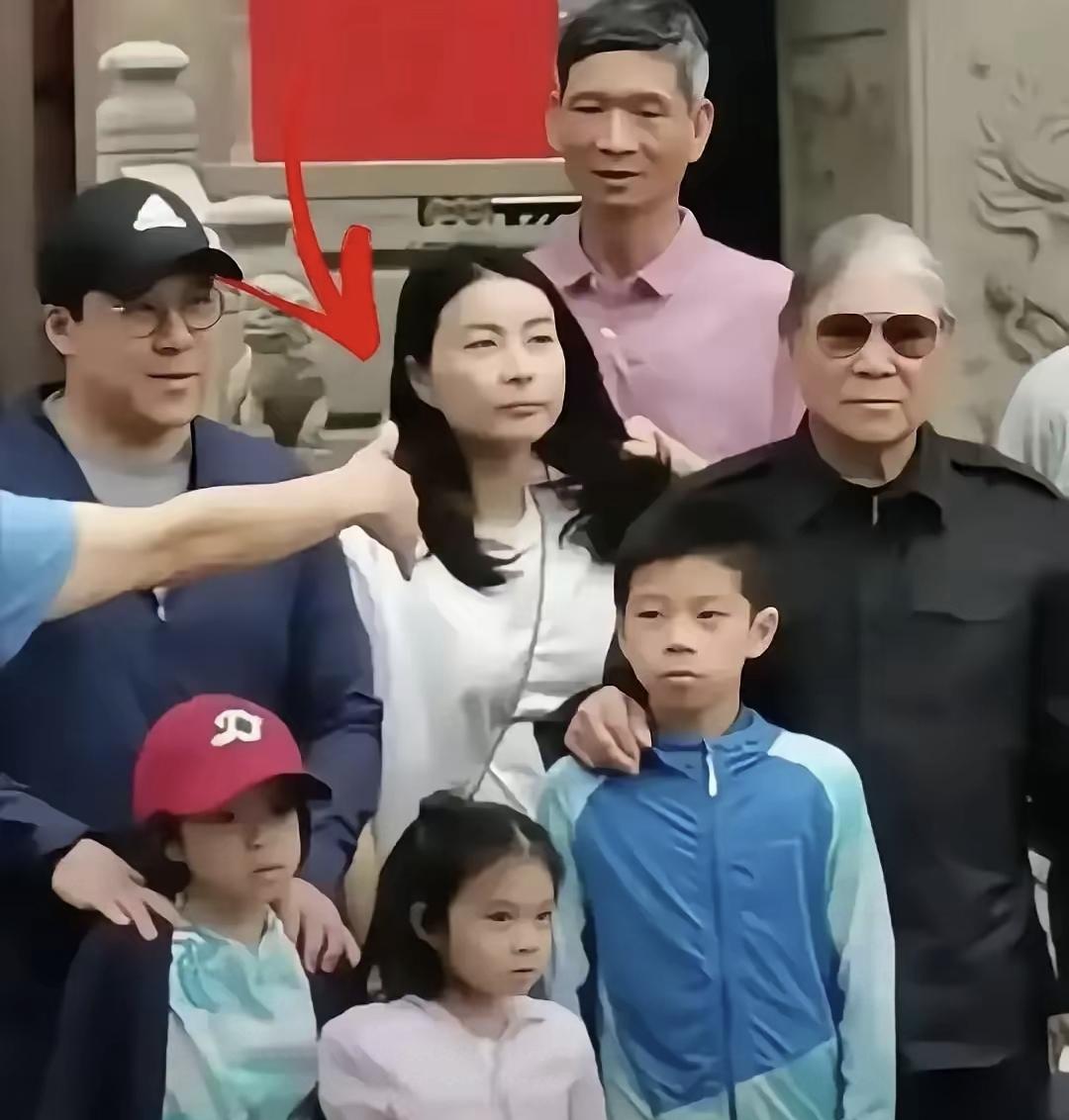 霍启刚以前出门都是车接车送，现在会和郭晶晶一起骑共享单车去买菜。他说跟着老婆逛市