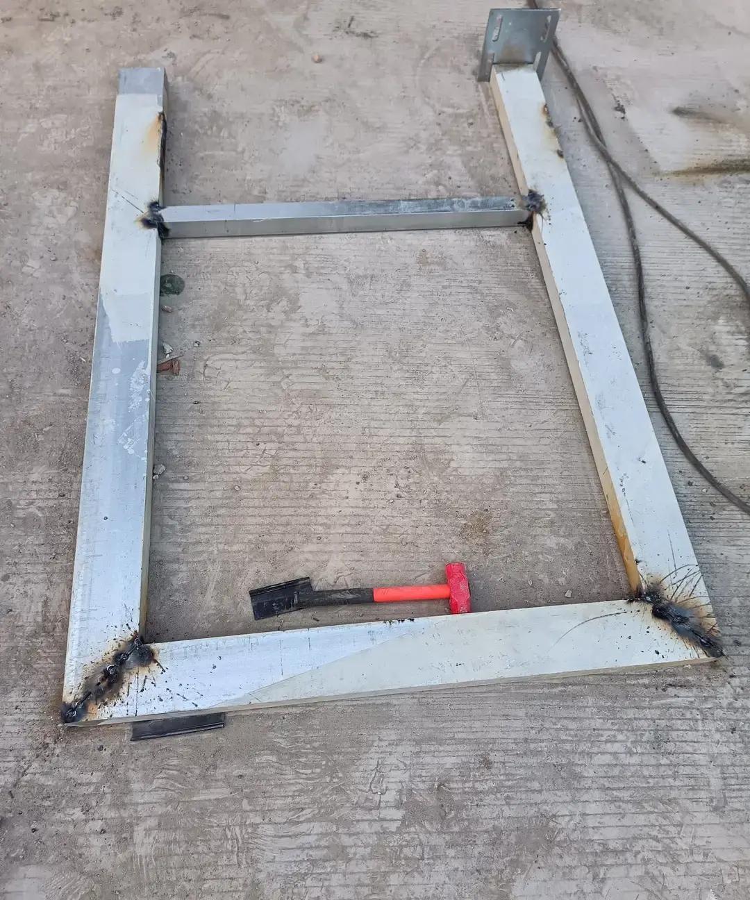 一个焊工兄弟接到三百多个小架子，每个给五十，他掰着指头算：想日进三百五，得一天干