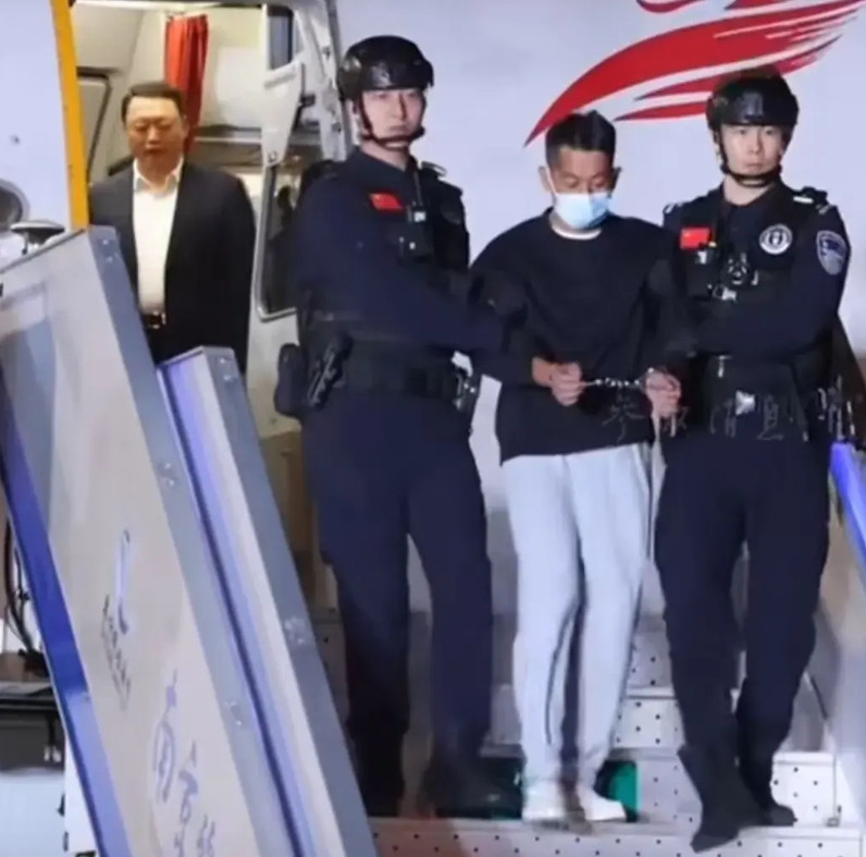 原来佘智江是黄有龙的表弟，佘智江被引渡回来了，现在该慌的应该是外逃的黄有龙。那句