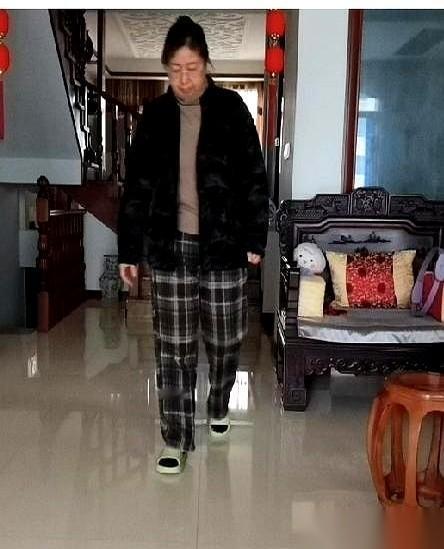 在风雪里躺了四十分钟，活活等成一个雪人。就为了去接个孩子放学。两年了，换的髋