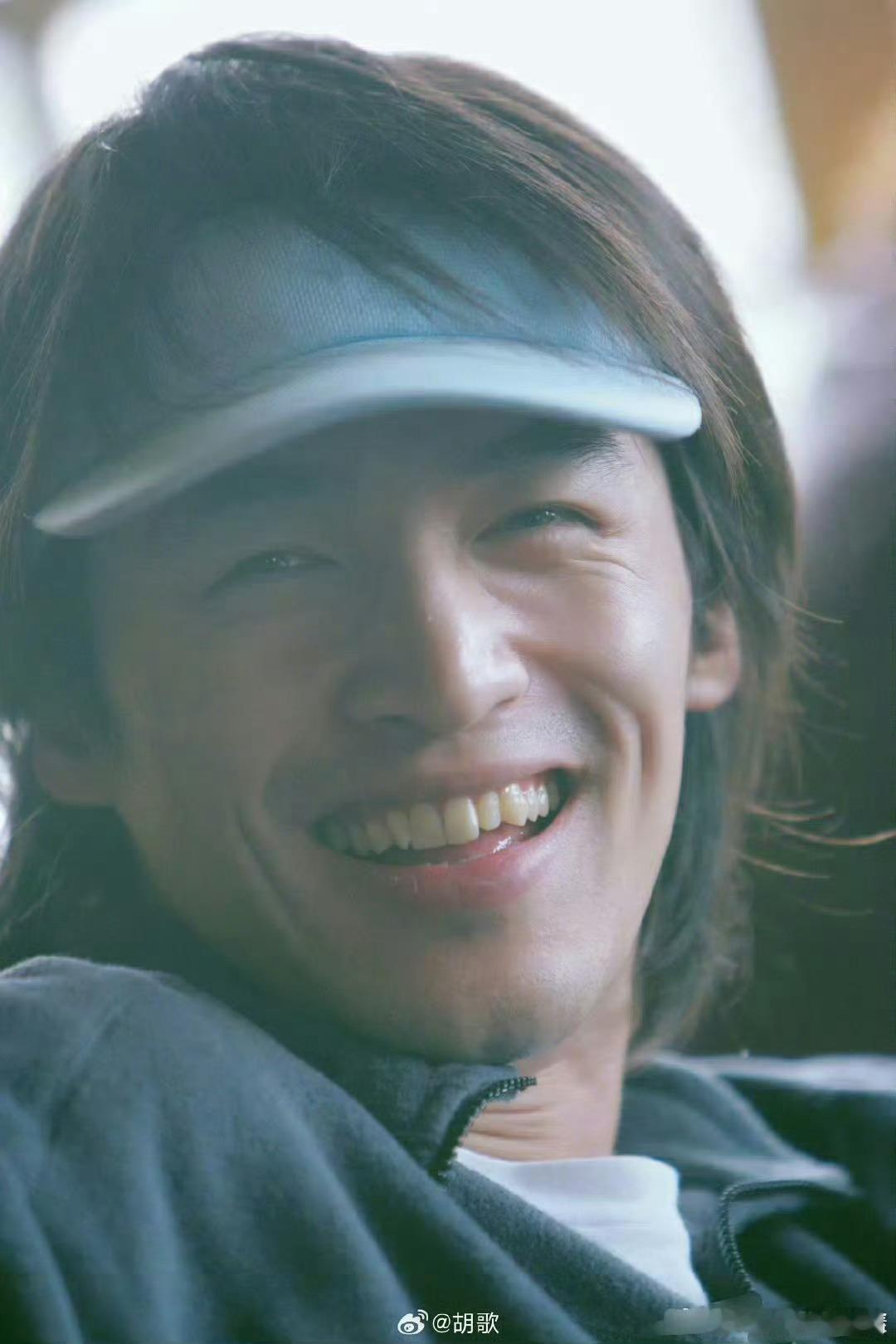 曝胡歌初恋女友不是薛佳凝哇，这种青涩的……是不是有错别字啊？“追我的女孩不少，有