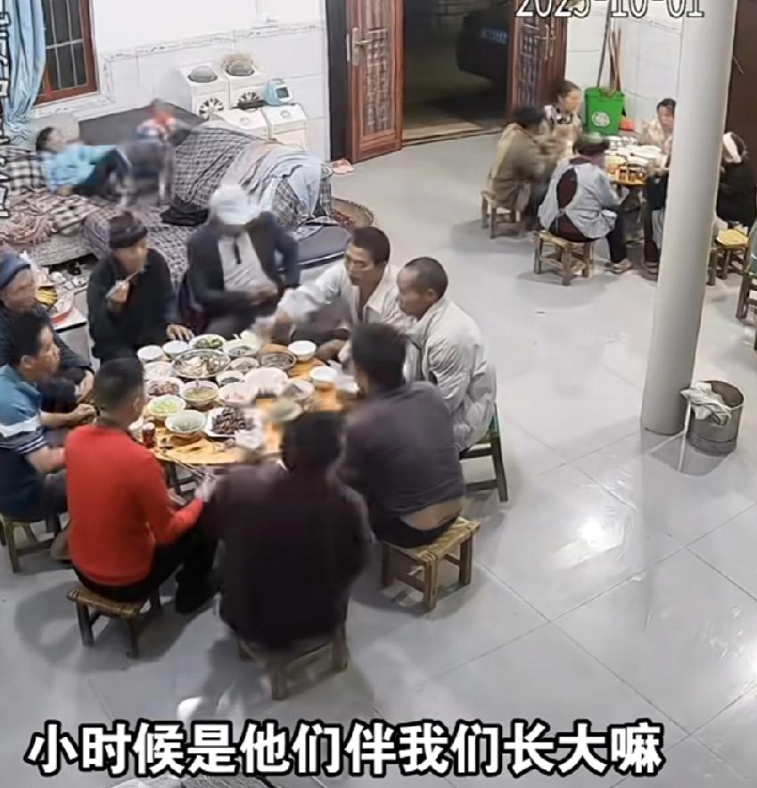 无比心酸！10月5日，广西百色一女子晒出节日前后老家的两段监控。并称：“爷爷像是