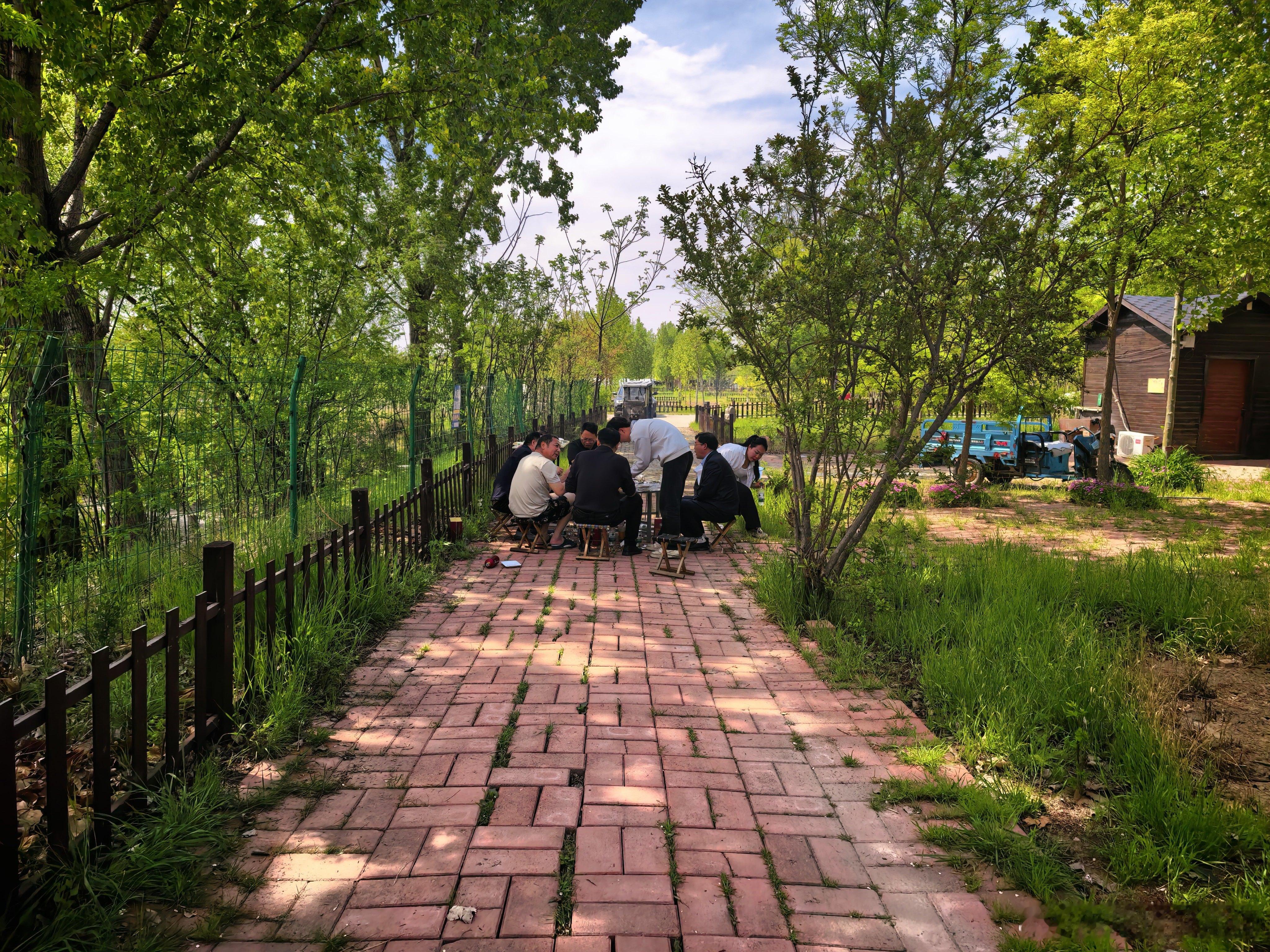 有位朋友打电话急切的咨询:他的银行卡和微信号被法院冻结了，他该怎么办？经询问得知