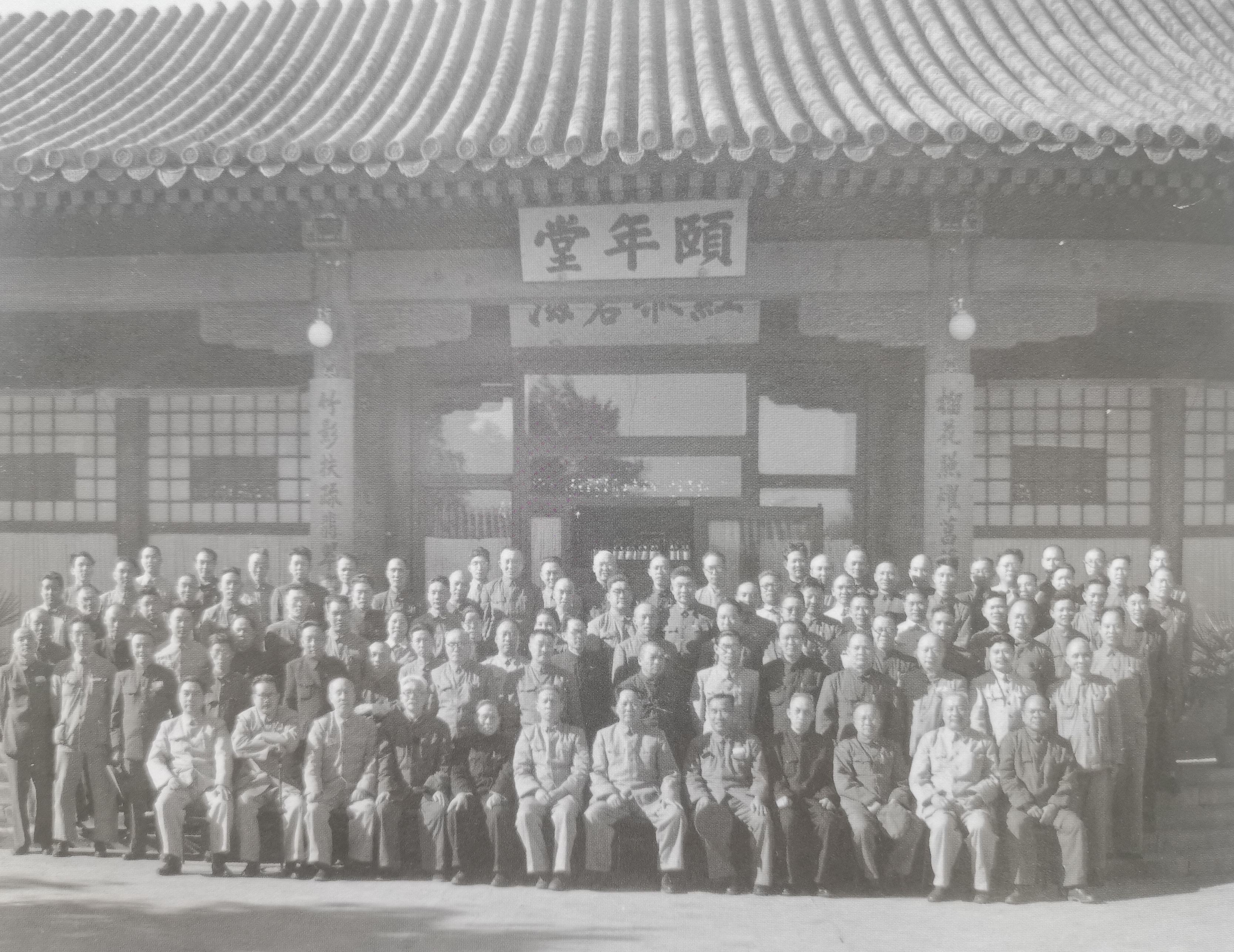 七届三中全会大合影，连彭德怀贺龙刘伯承等元帅们都在了第二排，陈毅甚至站到了第三排