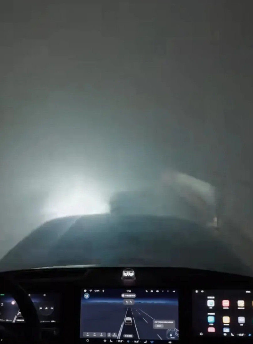 问界M8搭载4D毫米波雷达，实测在高速过隧道后遇大雾天气仍能有效识别障碍物并刹停