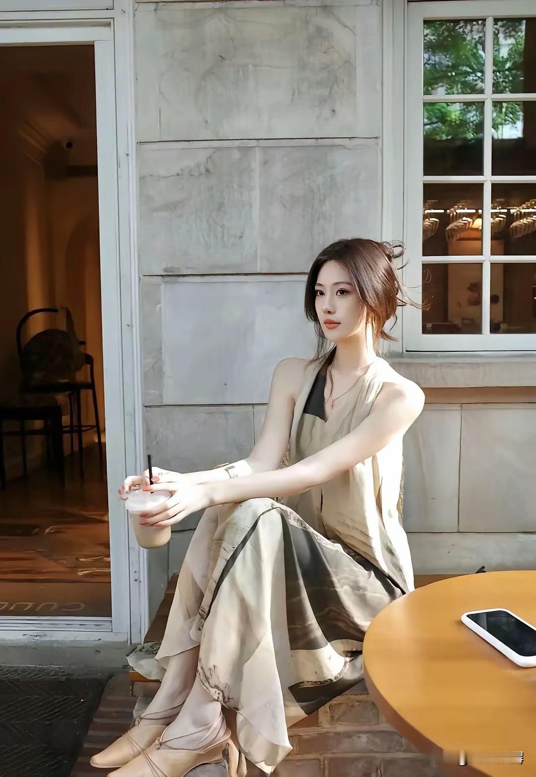乳鸭池塘水浅深，熟梅天气半阴晴。东园载酒西园醉，摘尽枇杷一树金。一眼沦陷的神级