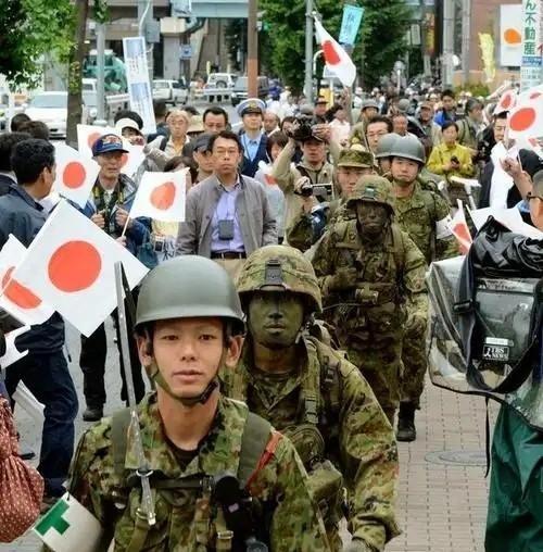日本现在是不是在备战？直接说答案，很有可能。现在日本的国运衰落速度快得惊人，日本