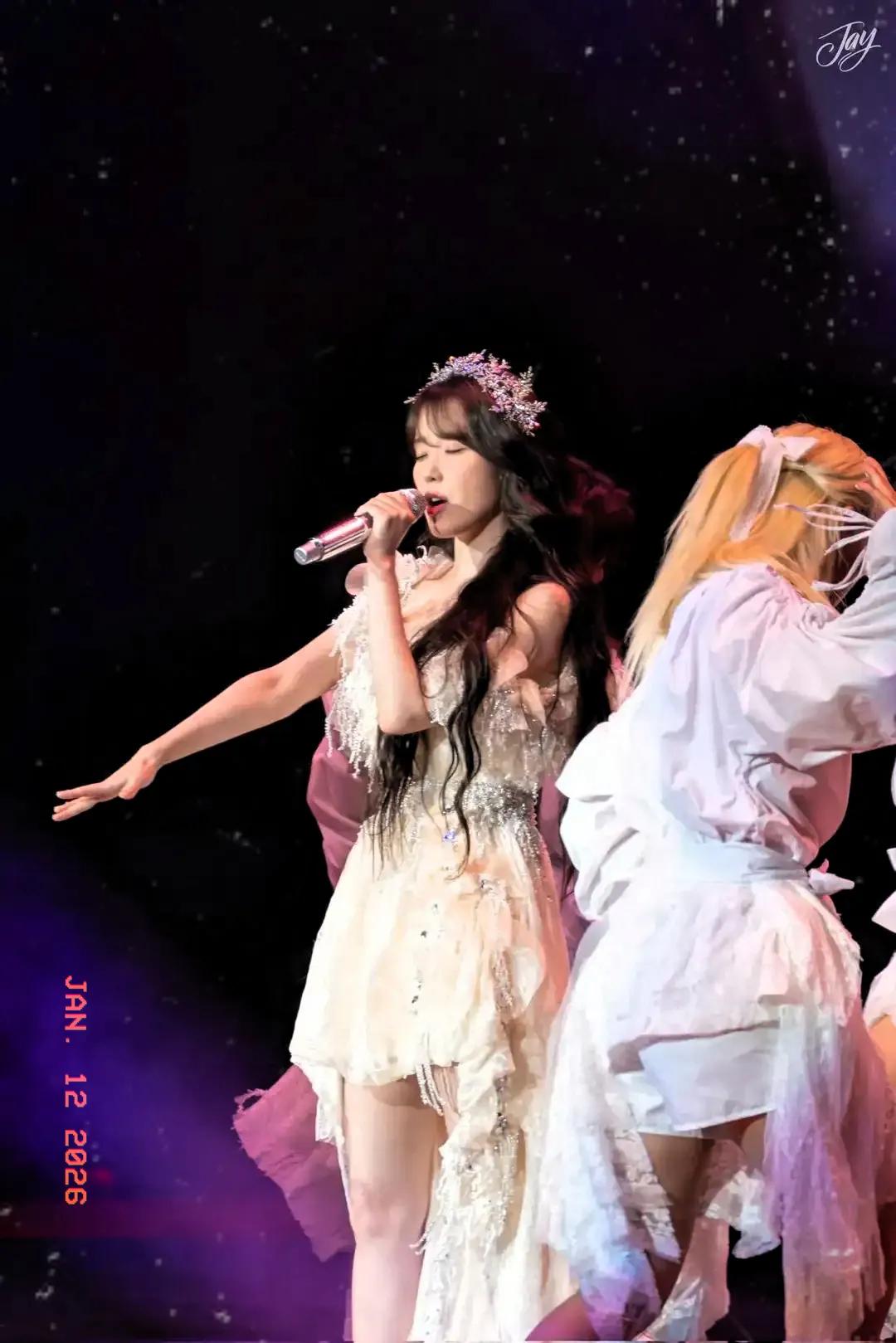 李知恩这波舞台杀疯了！一袭华服惊艳亮相，歌声清亮抓耳，舞步轻盈利落，每一个眼神、