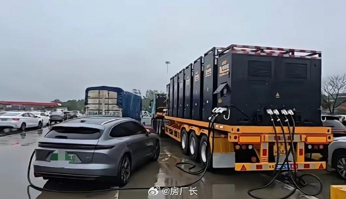 重卡化身移动充电宝，在服务区给电车充电，不到两块钱一度电