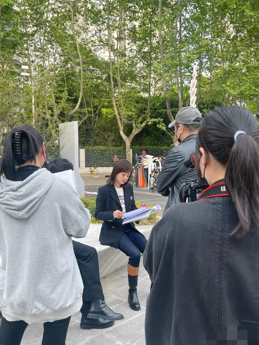 看看我在小区碰到谁了？终于知道女明星有多美了本人比照片还好看皮肤好白身材