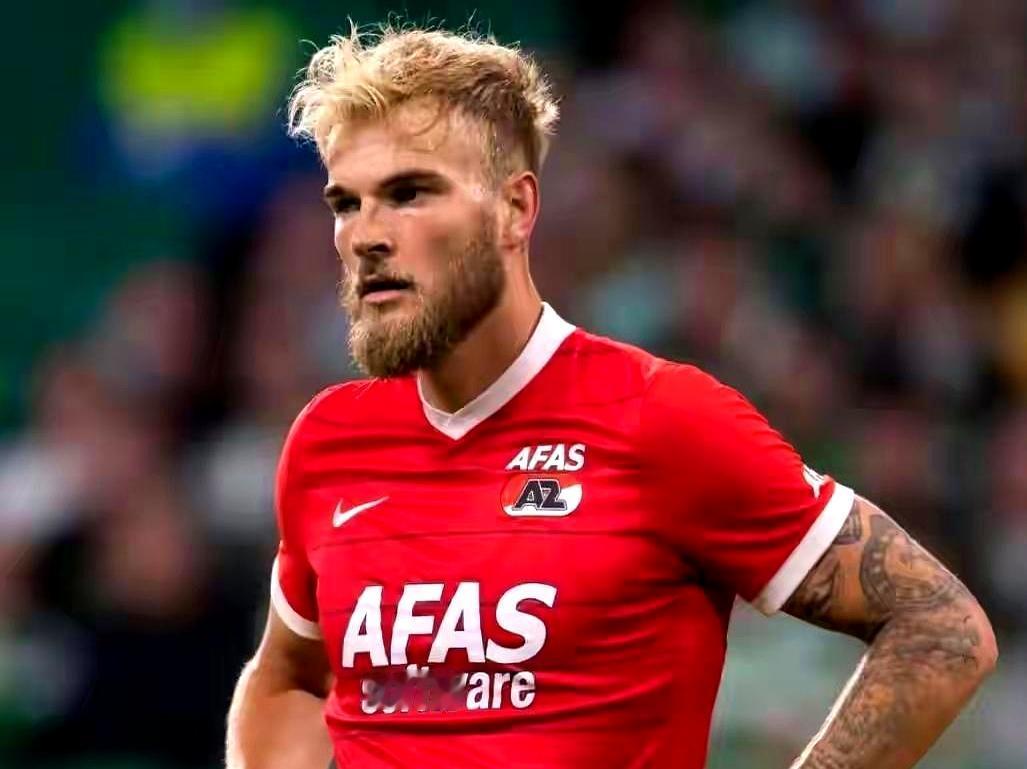 成都蓉城这后防线，实在带不动就要起到监督作用！索罗金这哥们，技术真没得说