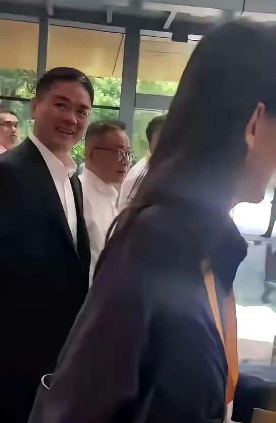 路人偶遇刘强东，激动之余大喊了一声“东哥”。强东转过脸来，满脸笑容地进行了回应。