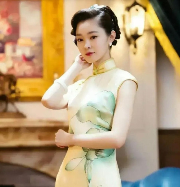 2014年，在《伪装者》的拍摄现场，导演对着胡歌、靳东他们发火，大声喊：“不想拍