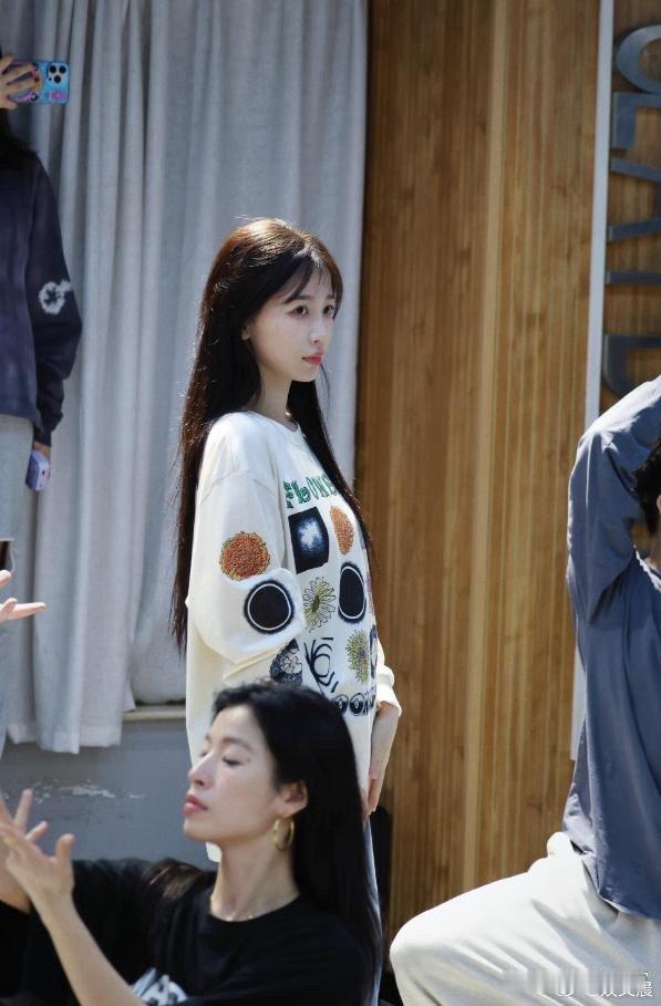 虞书欣早期气质太绝了！浑身透着千金专属的清冷感，颜值与气质双在线，越看越有韵味～