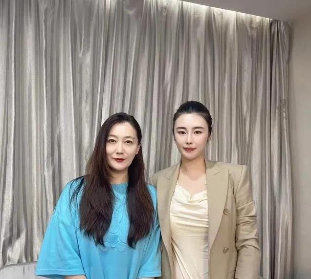 47岁谭晶隐退娱乐圈，嫁给科学家，双胞胎女儿成她的骄傲