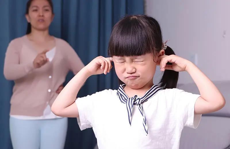 对于孩子的叛逆，还真让家长们很头疼，孩子顶嘴、摔门、厌学，各种问题不断，这些问题