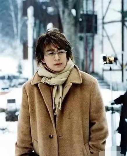 裴勇俊去日本拍了个广告，回来就像被换掉了灵魂。你仔细看他的眼神。之前的温润公