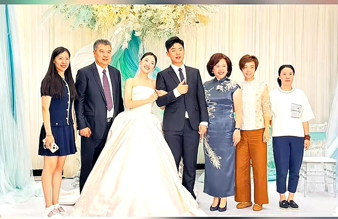 看这张合影照[赞][笑着哭]！国乒李隼指导的女儿大婚，他的三个大满贯弟子张怡宁、
