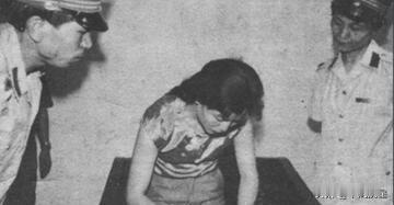 1985年，出演“刘三姐”的明星程春莲辞去工作，敲开了一男人的办公室。进