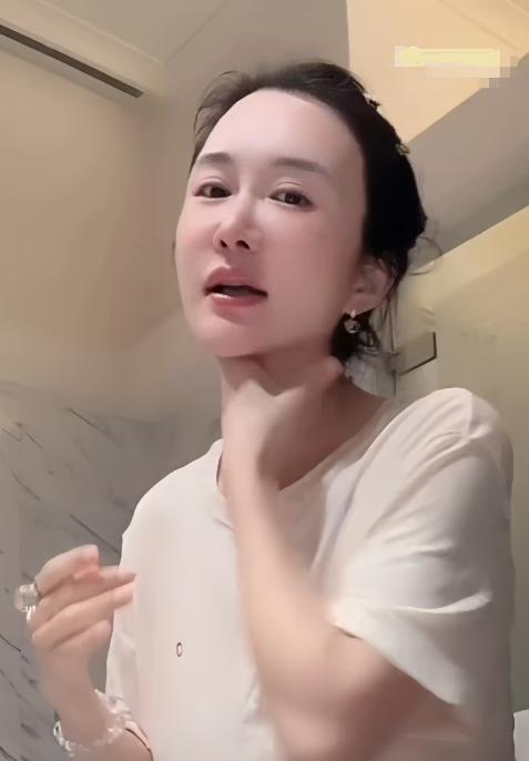 昨日（7月1日），著名导演张纪中的小娇妻杜星霖在直播间与粉丝互动，有趣的是，有网