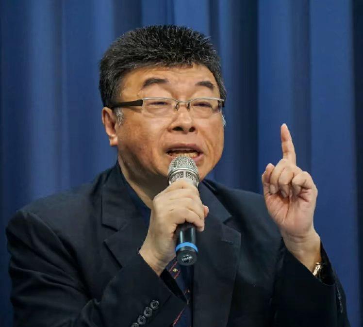 邱毅教授确实懂得国际事务。这位教授，身体力行。尤其对韩国了解颇深。确实是