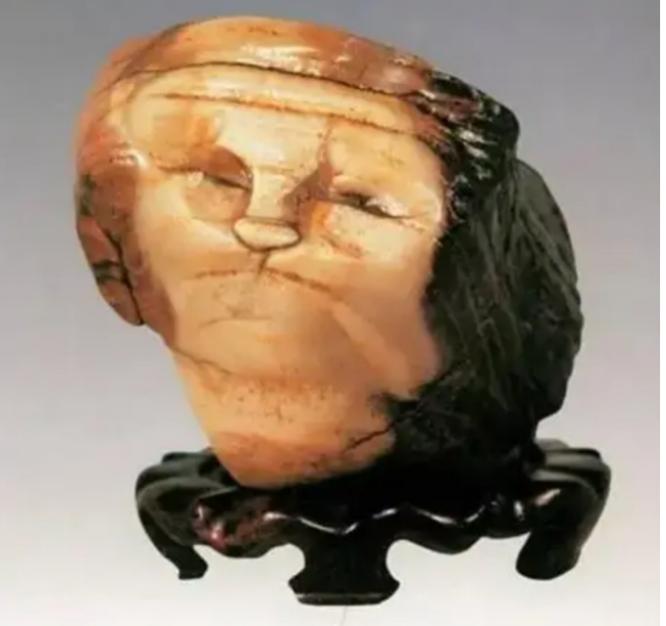 1997年，宁夏小伙在中蒙边境出差时用150元买下一块“人面石”，没想到4年后经