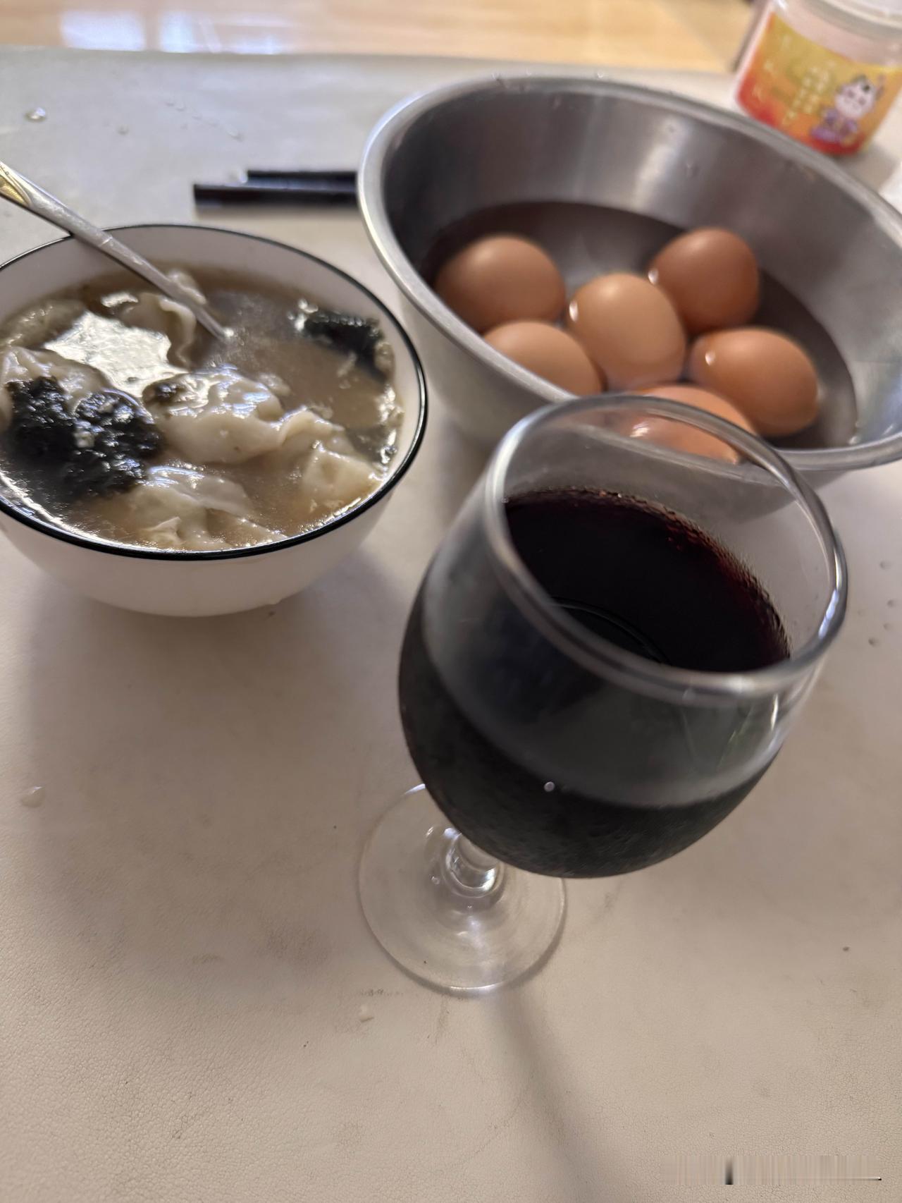 我是不是酒蒙子？前几天是饺子就酒，今天是馄饨就酒。我今年61岁，是一个退休