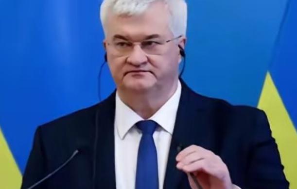 乌克兰外长宣布：凡购买俄罗斯石油的国家，不得参与乌克兰重建。 明眼人都清楚，