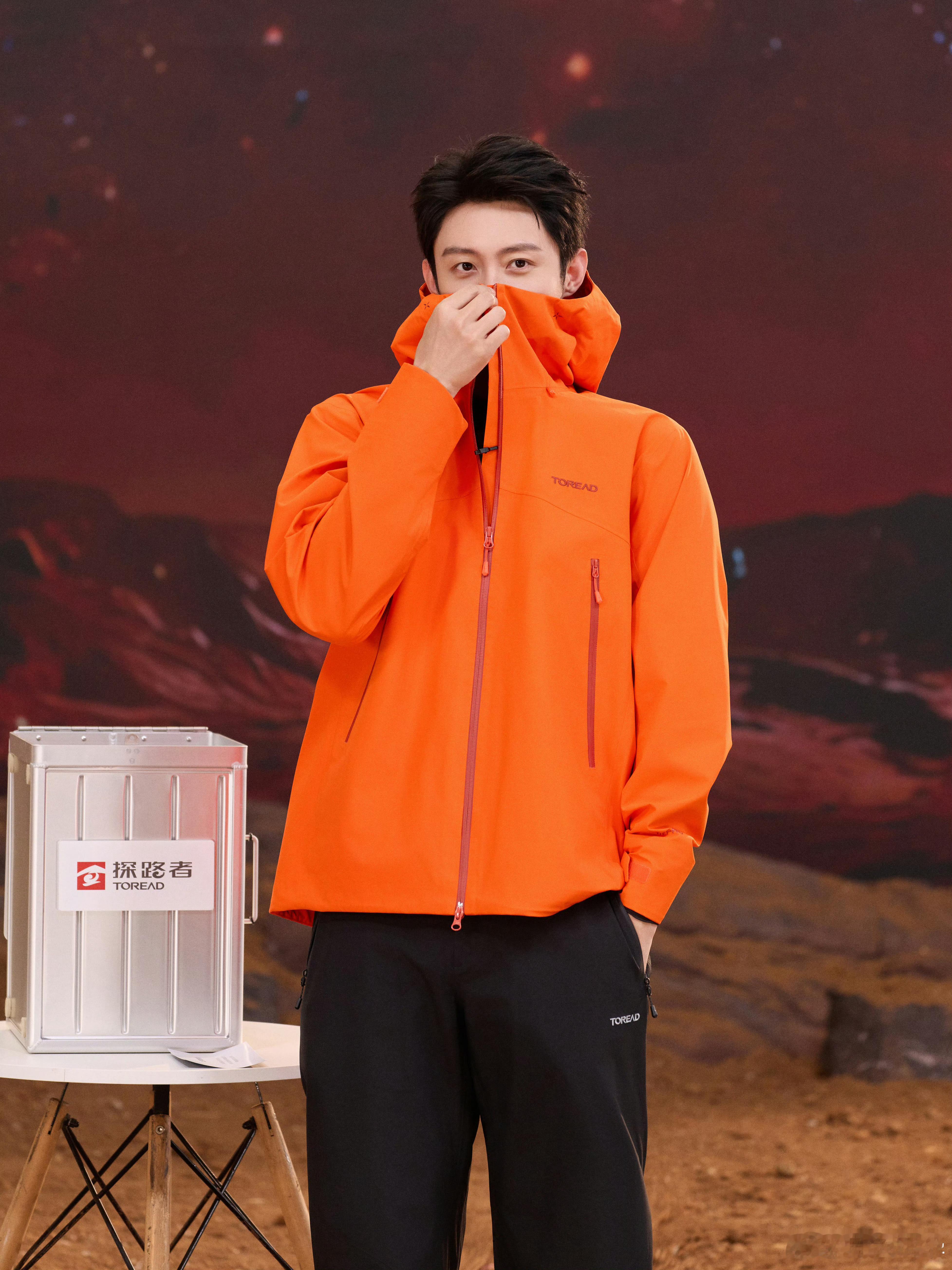 黄景瑜探路者品牌全球代言人居然抓拍到了图1，这段直播的时候也是猛可爱一把，摄影