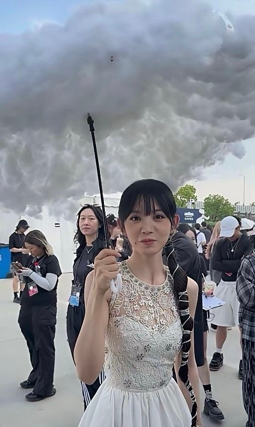 田曦薇这个雨伞有点儿意思啊[捂脸哭]​​​