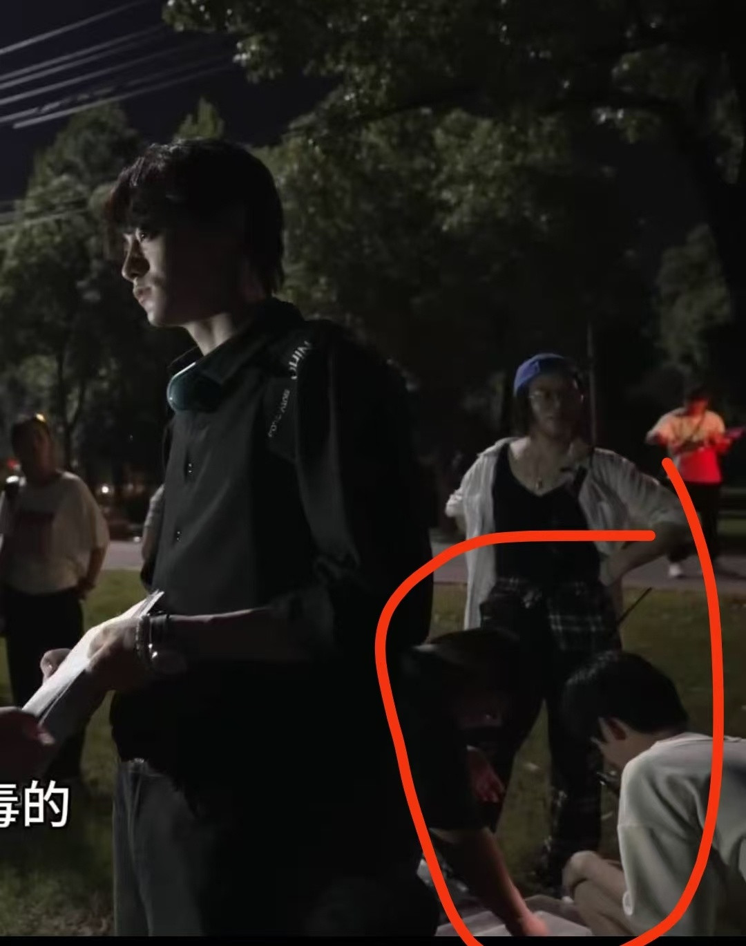 原来妈咪你那个时候蹲在这里是在玩蛇！真的胆子好大，是我早跑了