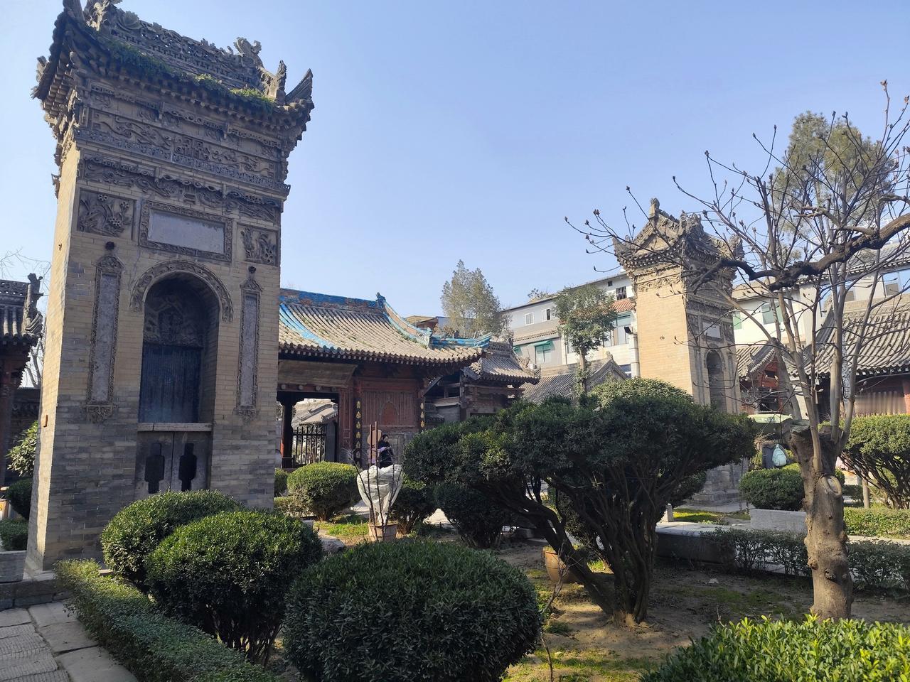 墙外人声鼎沸，寺内低调清幽，化觉巷清真大寺，逛回民街时不可错过的场所！来西安，回