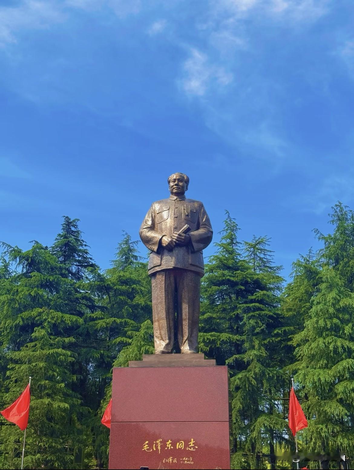 去过韶山瞻仰过毛主席铜像的家人，应该都留意到一个细节。铜像基座上刻的是：毛泽