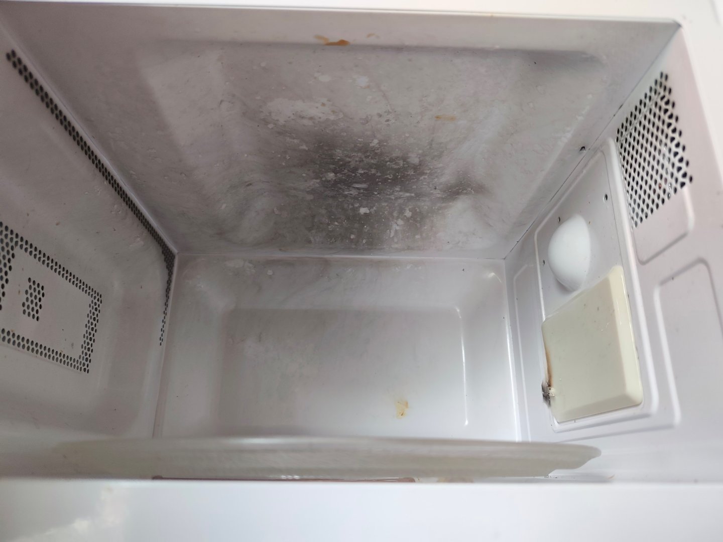 【金属不要放到微波炉里！】早上用微波炉加热面包，一分钟不到，面包袋封口的铝线高温