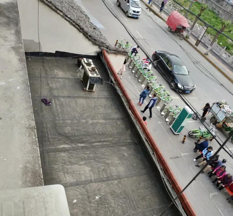 1986年玉屏南路那案子，现场东西不少，可该查的都没查到人。电熨斗上全是血，混在